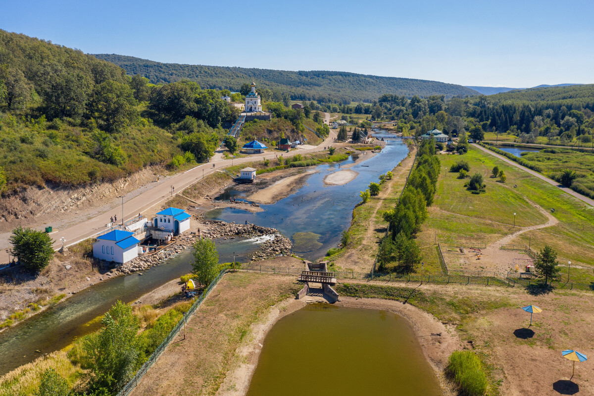 Южный Урал, курорт Красноусольск: река Усолка, минеральные источники и пляж. Вид с воздуха.