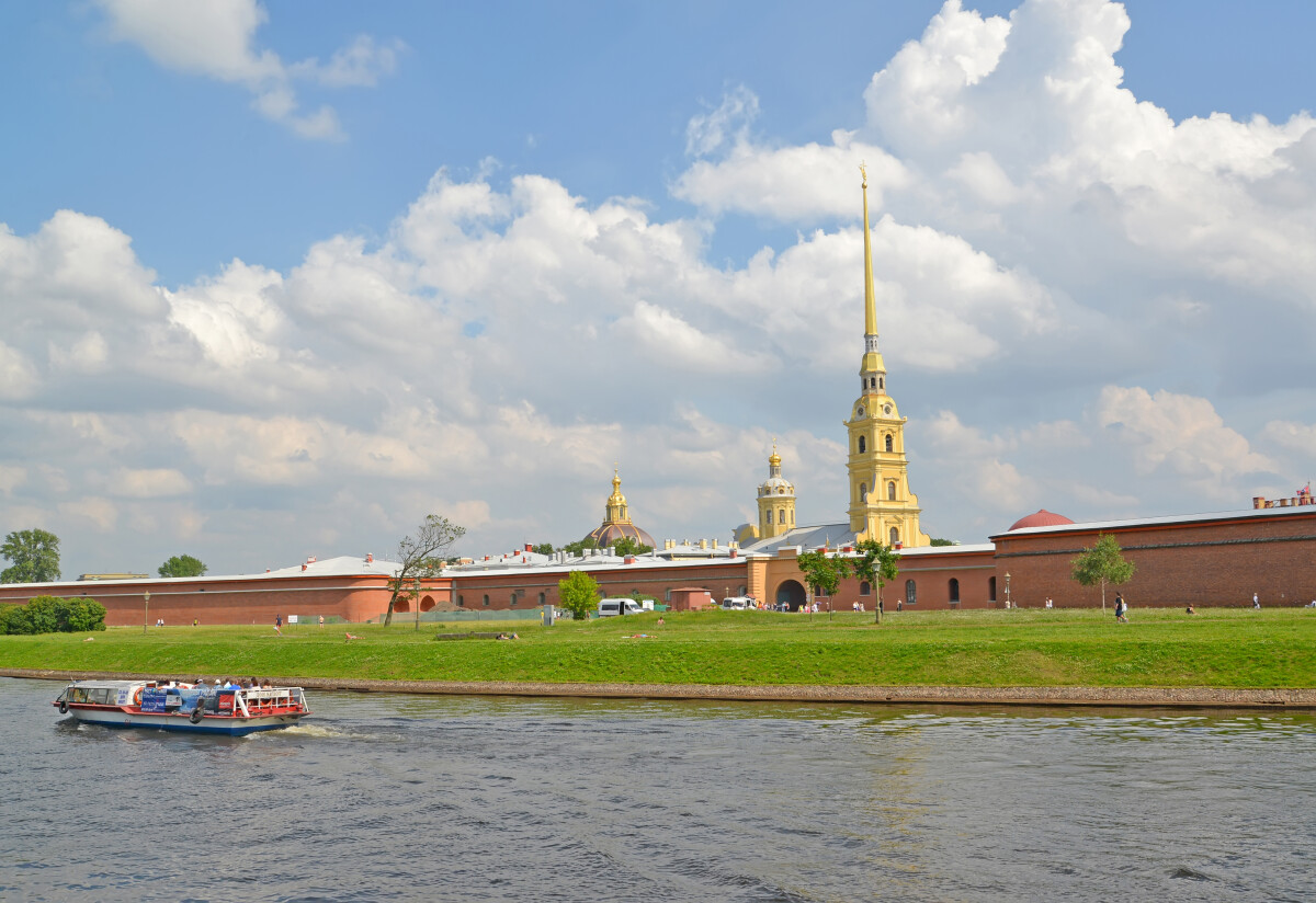 САНКТ-ПЕТЕРБУРГ, РОССИЯ - 14 июля 2014 года: Вид на Петропавловскую крепость и Кронверкский проезд