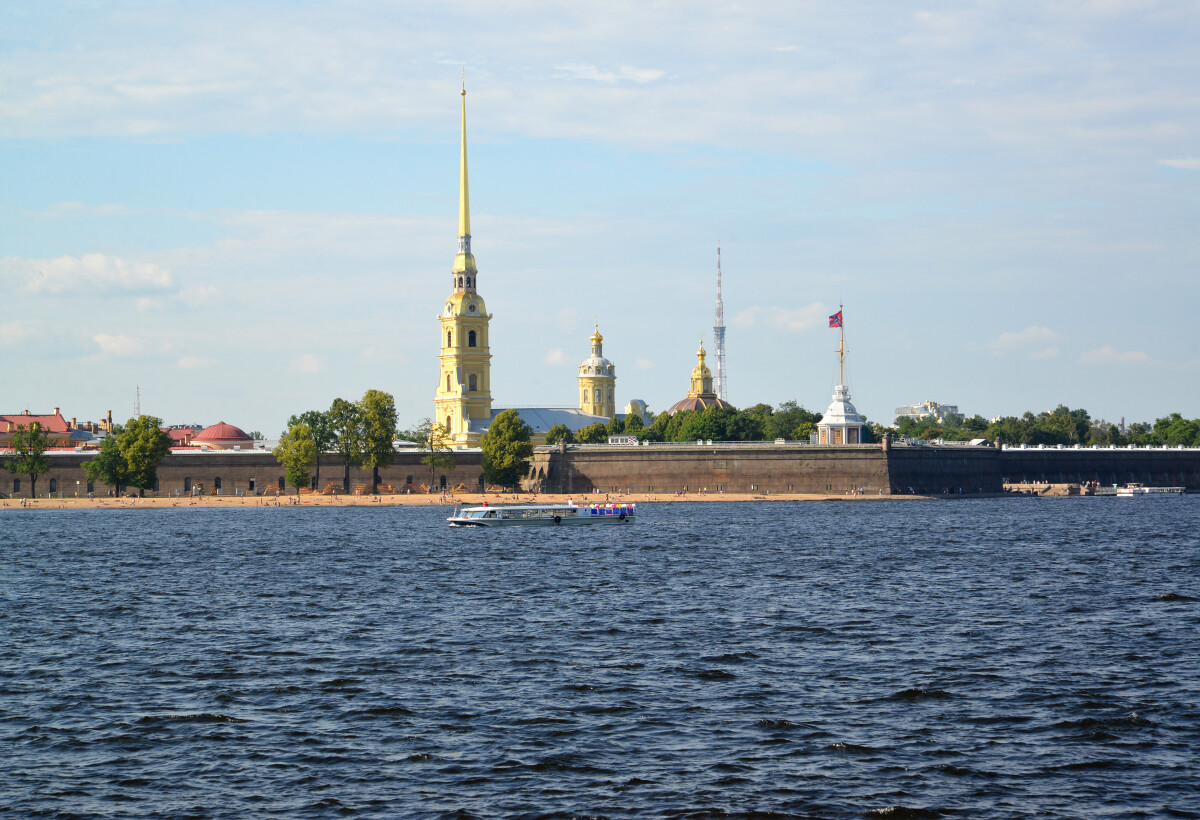 САНКТ-ПЕТЕРБУРГ, РОССИЯ - 09 июля 2014 года: Вид на Петропавловскую крепость и Неву летним днем