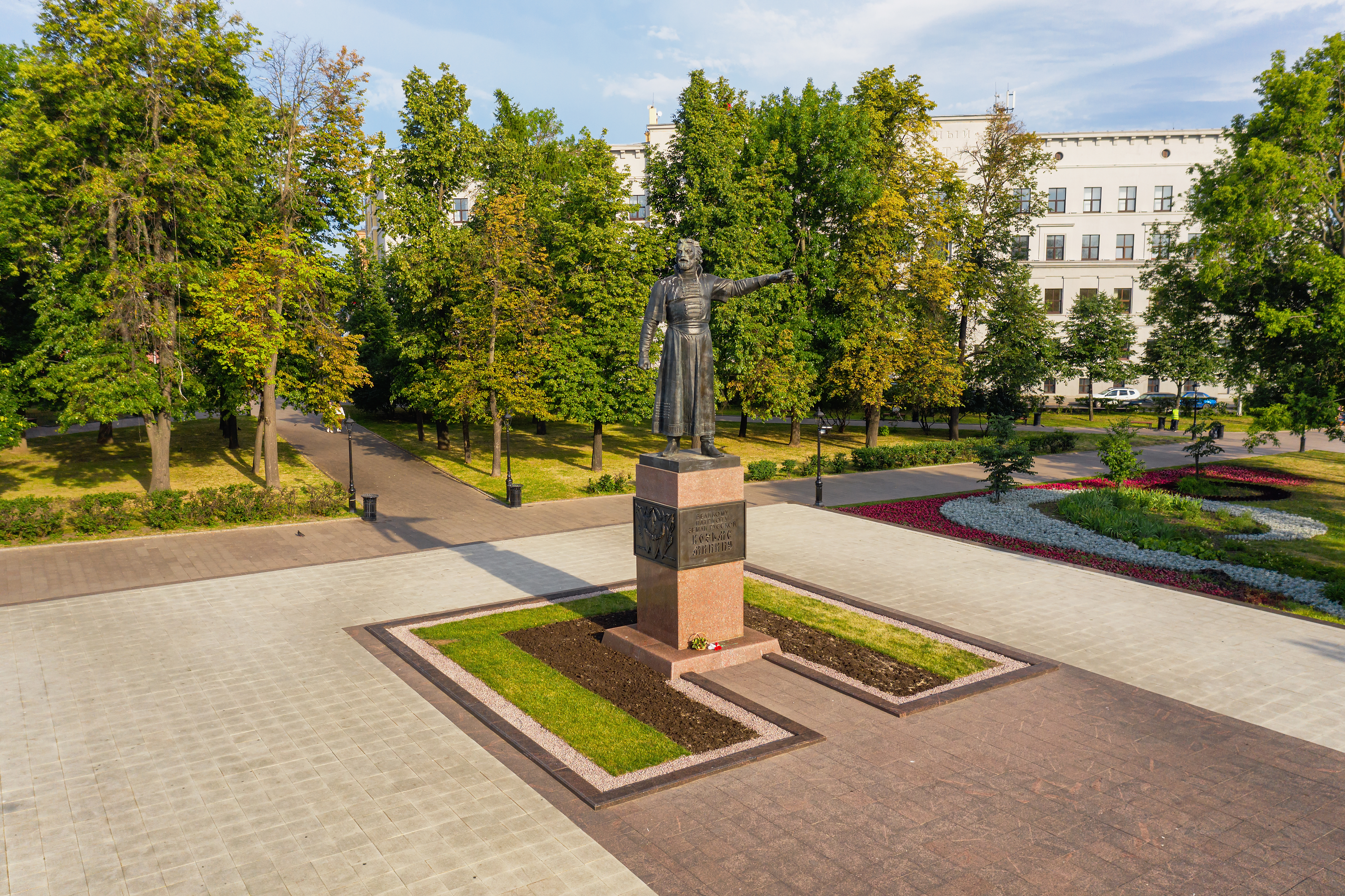 Нижний Новгород, исторический центр города. Памятник Козьме Минину. Вид с воздуха.