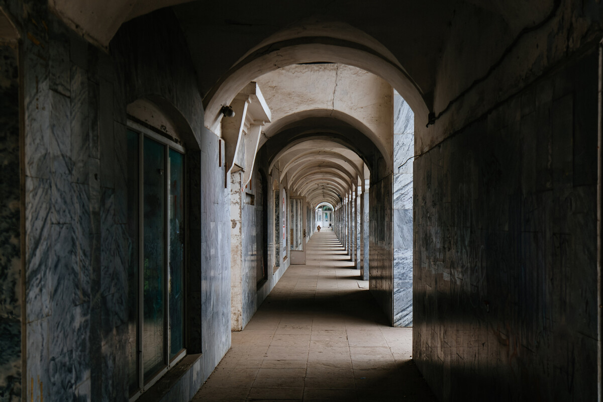 Corridor with rows of columns