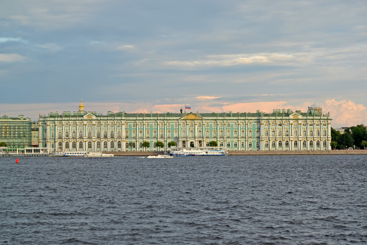 САНКТ-ПЕТЕРБУРГ, РОССИЯ - 09 июля 2014 года: Вид на Зимний дворец с Невы