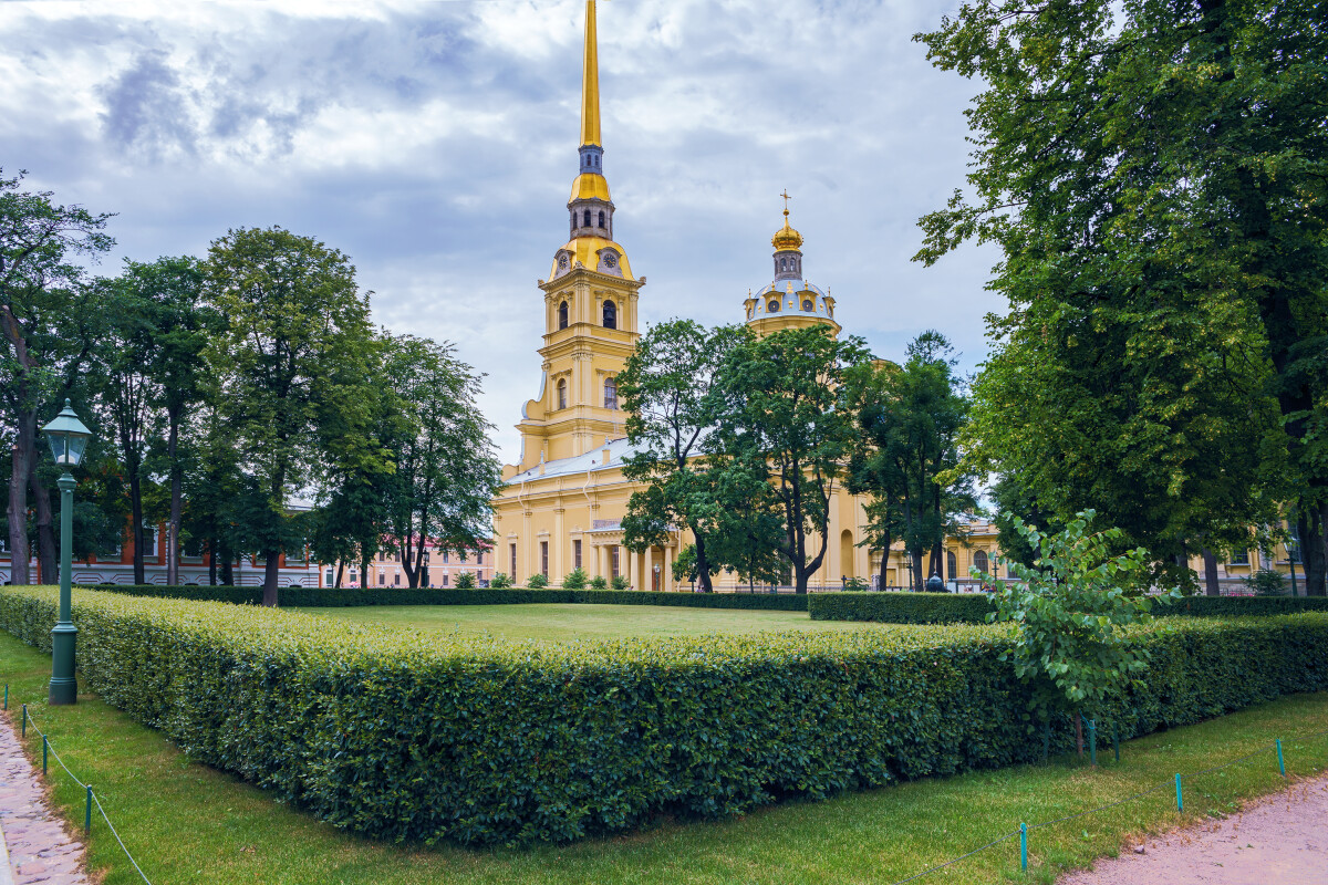 Петропавловский собор (собор святых апостолов Петра и Павла) на фоне облачного голубого неба летом