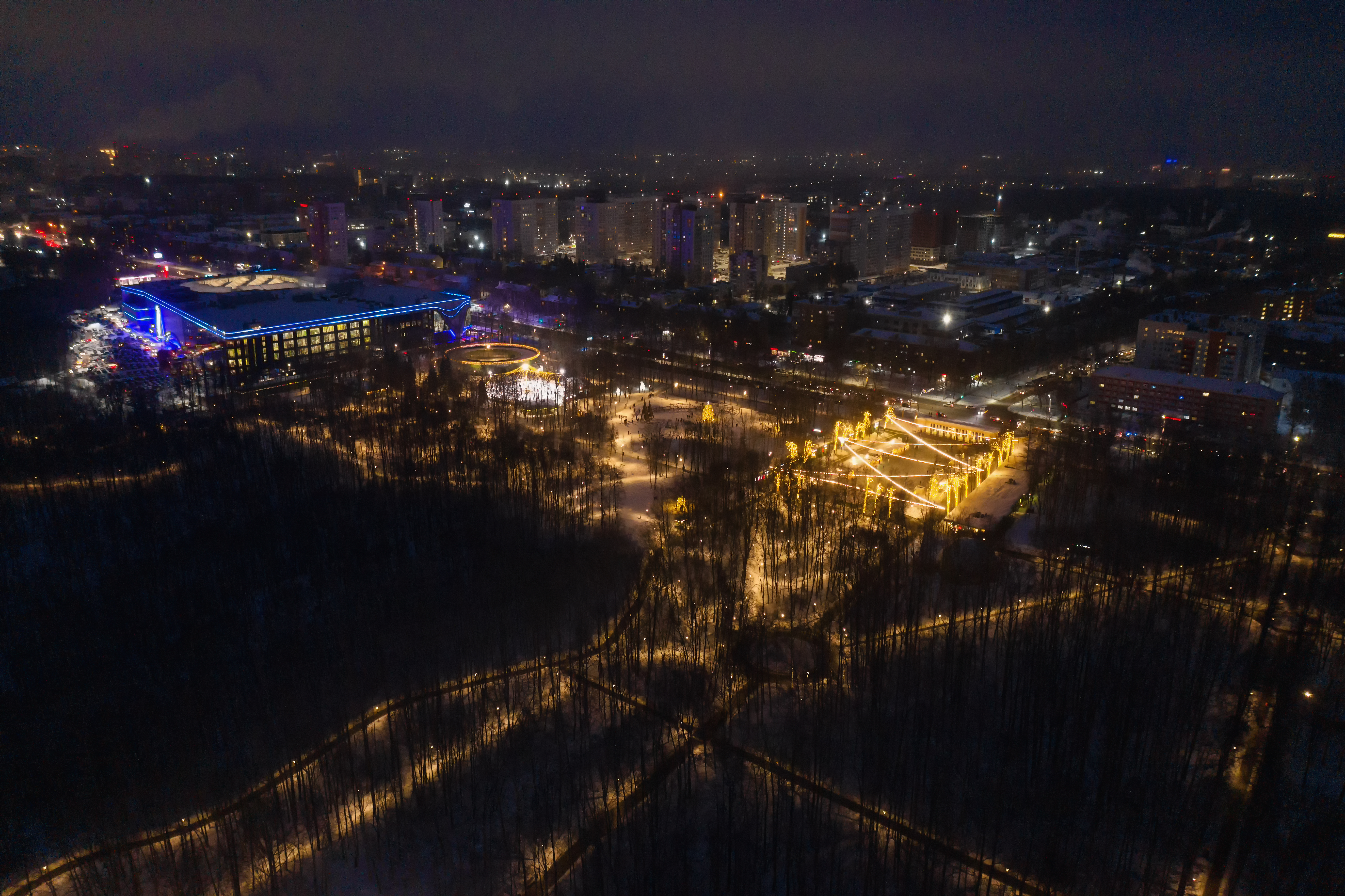 Нижний Новгород зимой. Парк Швейцария ночью. Вид с воздуха.