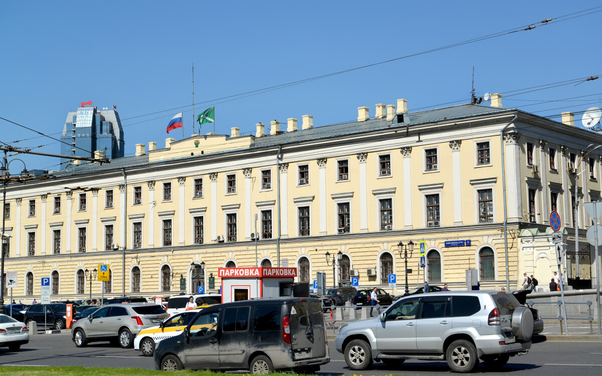 МОСКВА, РОССИЯ - 14 мая 2018 года: Здание Центрального таможенного управления Федеральной таможенной службы. Комсомольская площадь, дом 1