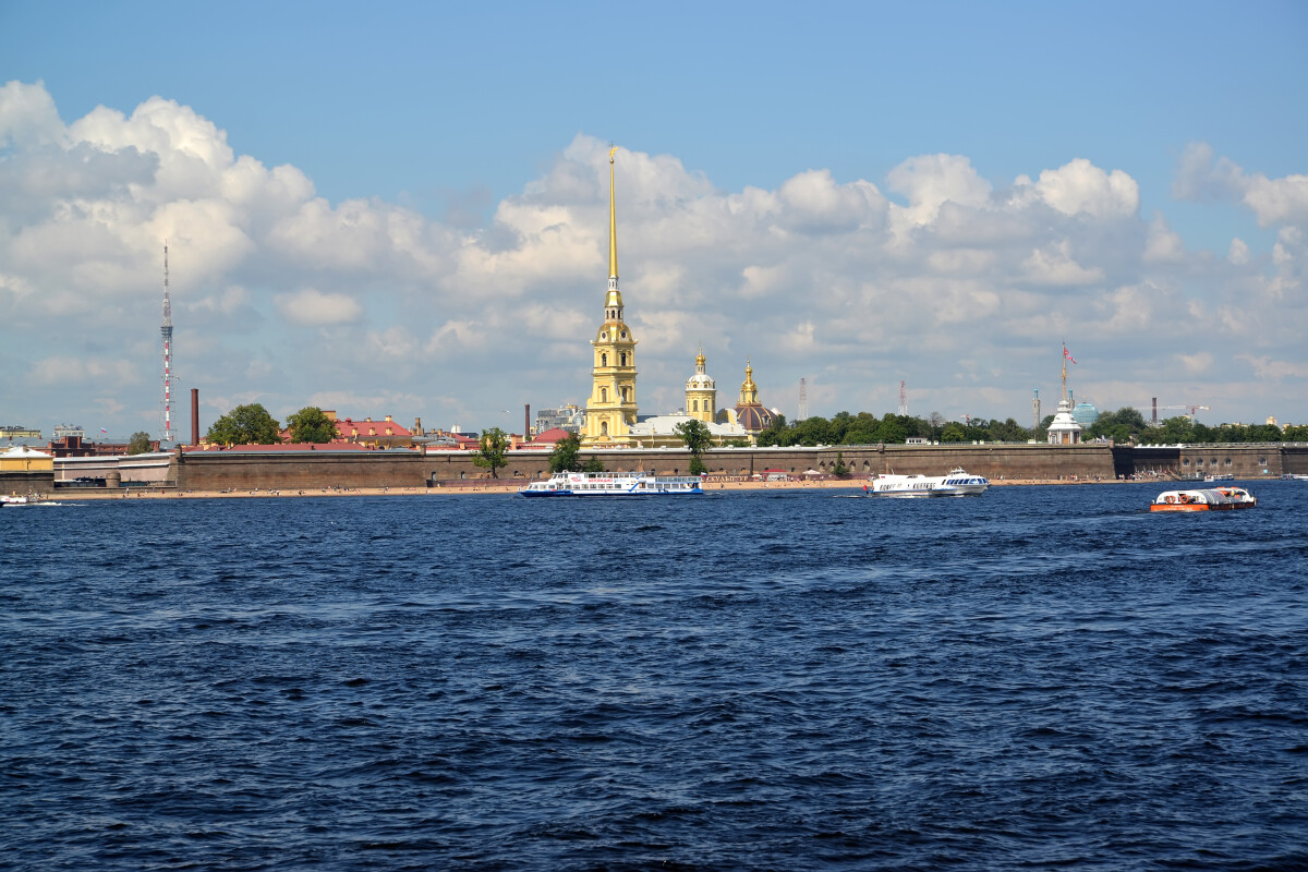 САНКТ-ПЕТЕРБУРГ, РОССИЯ - 11 июля 2016 года: Вид на Петропавловскую крепость и Неву в солнечный день