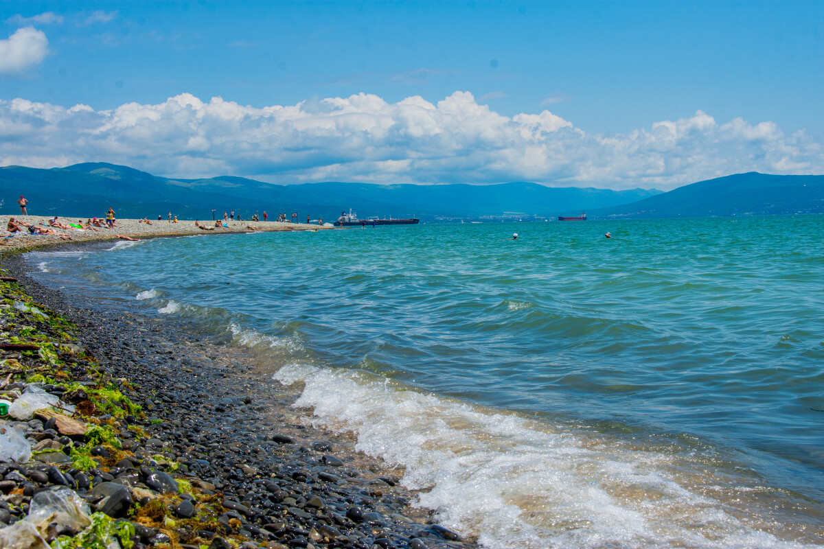 Каменистый городской пляж Черного моря