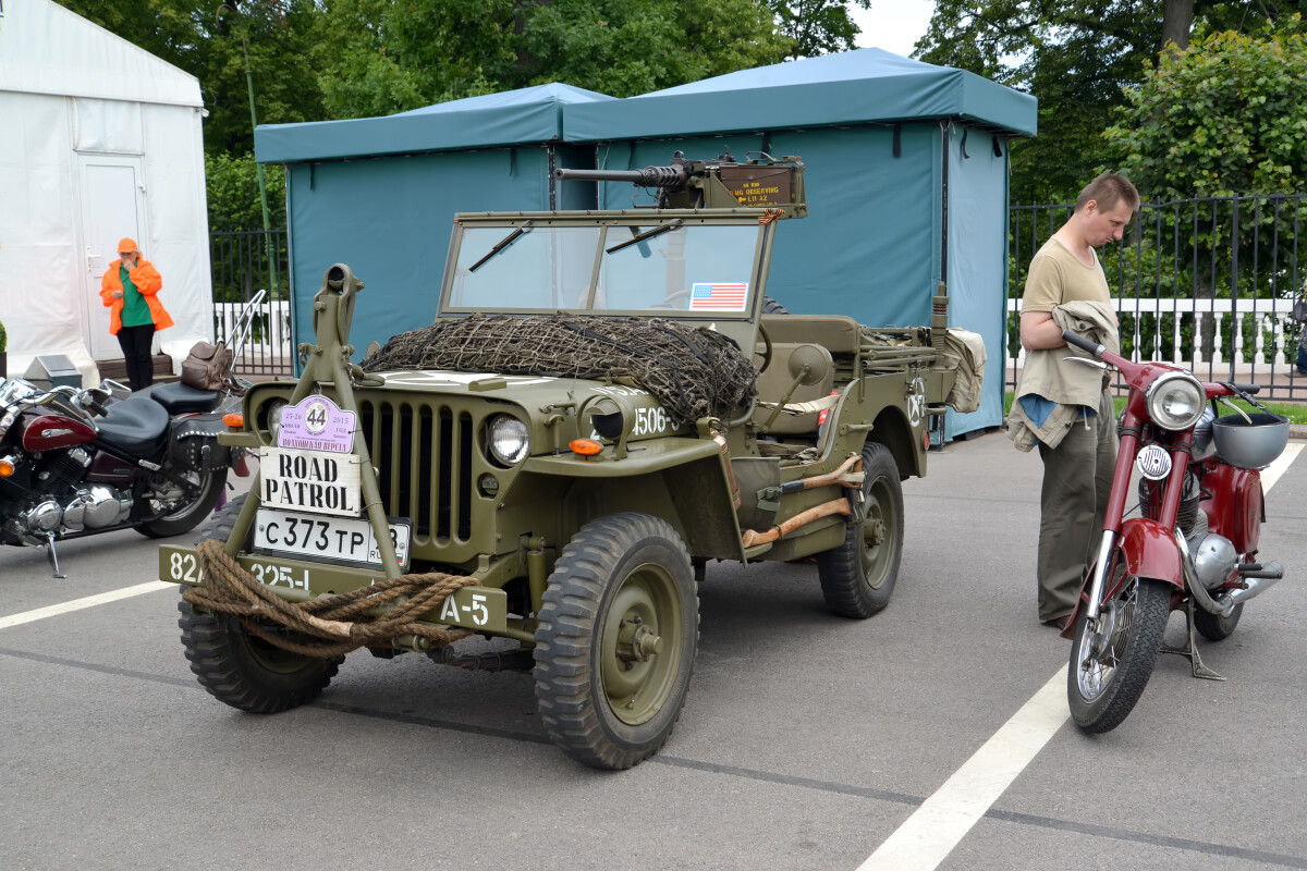 ПЕТЕРГОФ, РОССИЯ - 26 июля 2015 года: Стоимость автомобиля Willys MB (Виллис) на уличной выставке