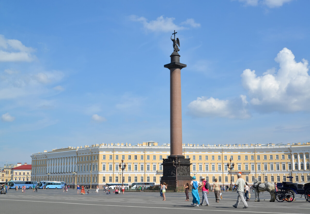 Дворцовая площадь, Александровская колонна в яркий солнечный день. Санкт-Петербург