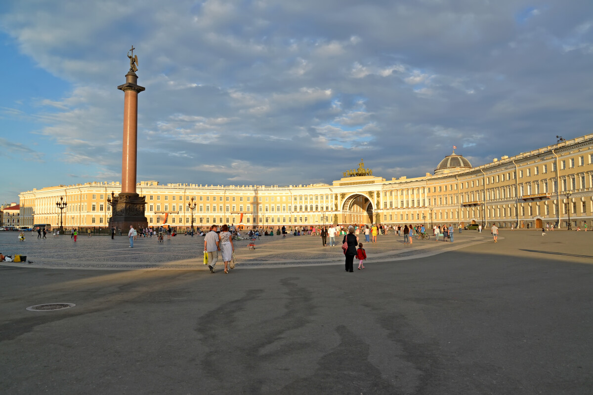 САНКТ-ПЕТЕРБУРГ, РОССИЯ - 09 июля 2014 года: Дворцовая площадь, Александровская колонна, здание Генерального штаба на закате