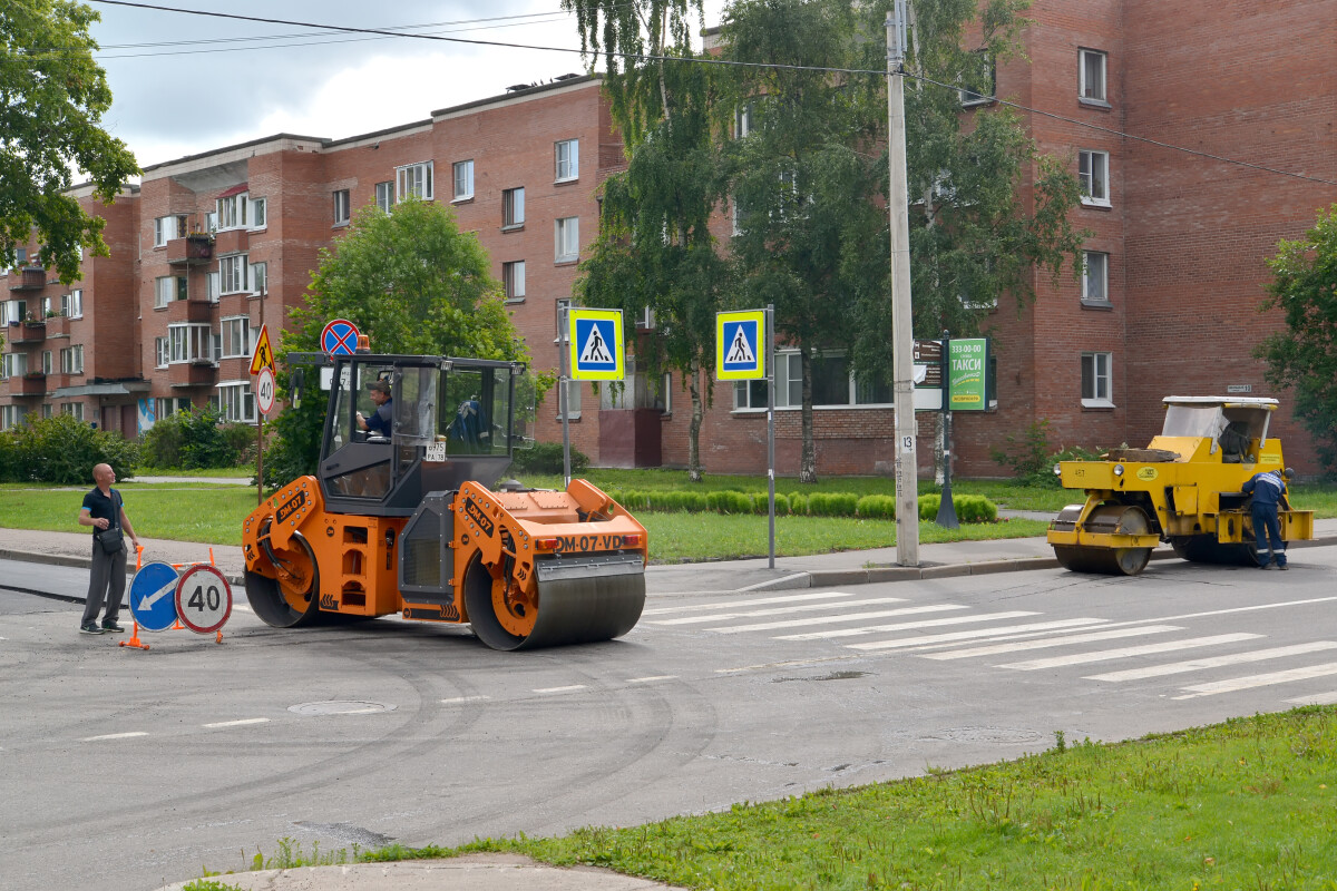 ПЕТЕРГОФ, РОССИЯ - 24 июля 2052 года: Дорожные катки работают над укладкой асфальта