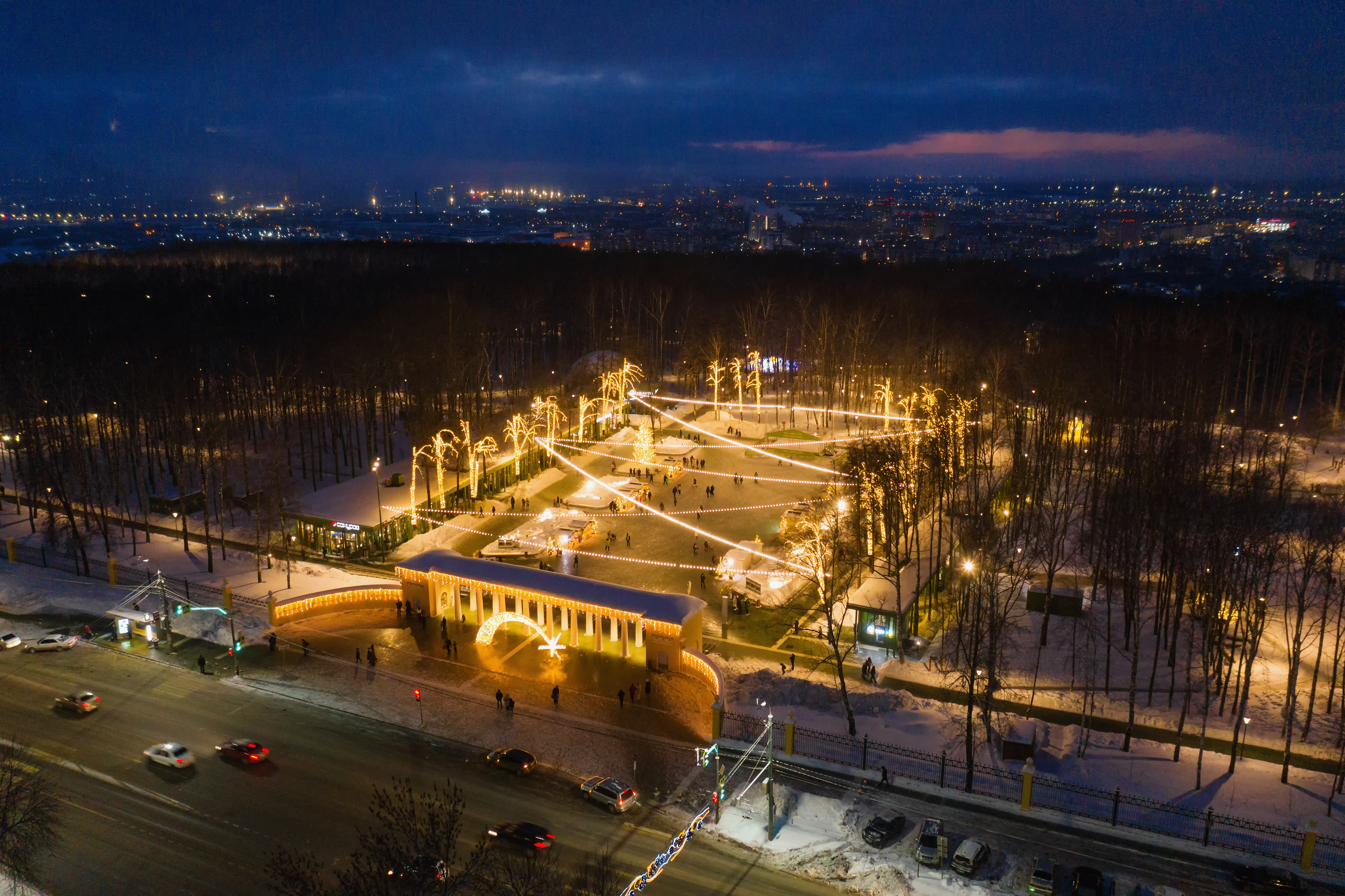 Нижний Новгород зимой. Парк Швейцария ночью. Вид с воздуха.