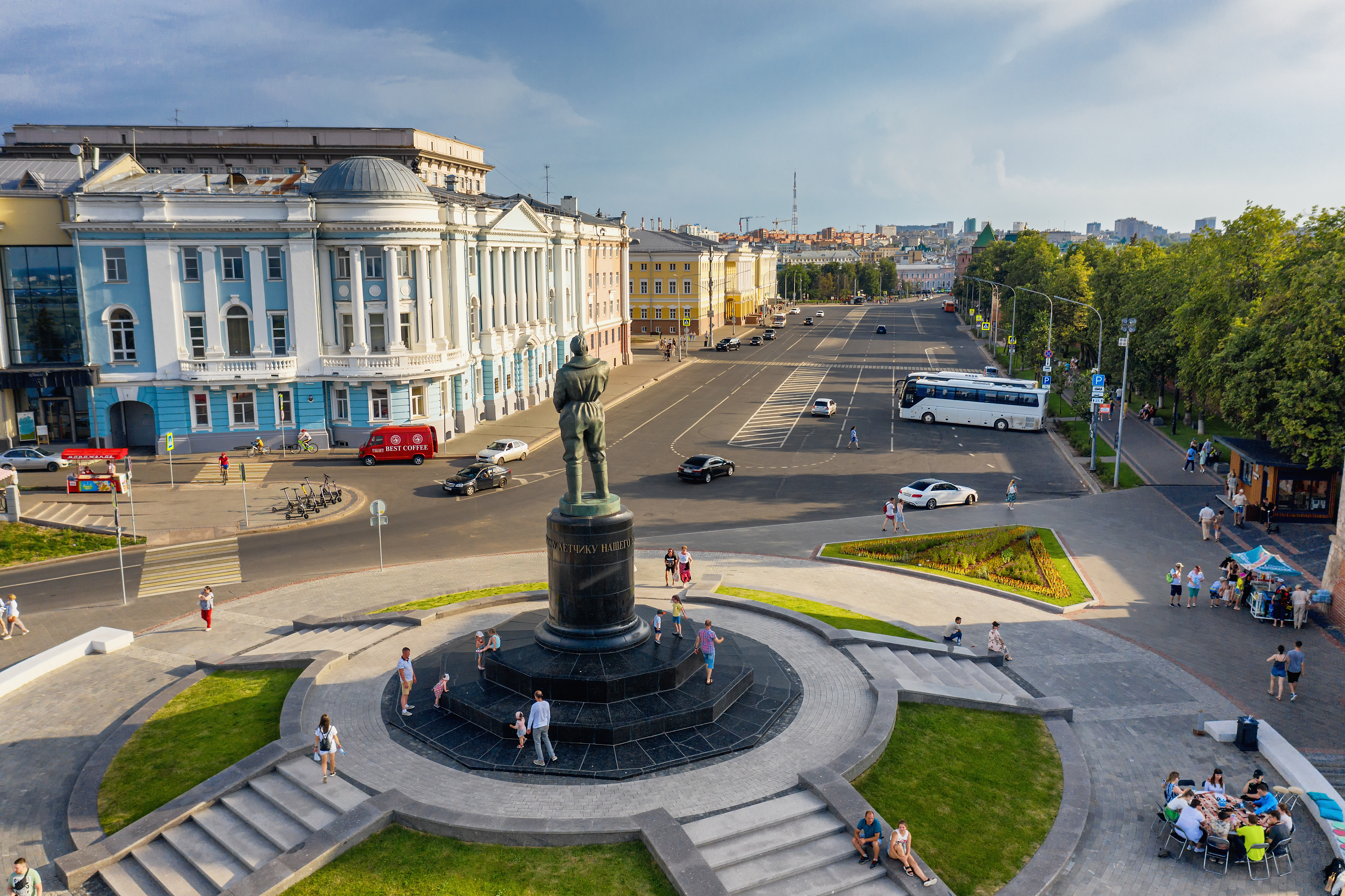 Нижний Новгород, исторический центр города. Памятник Валерию Чкалову. Вид с воздуха.