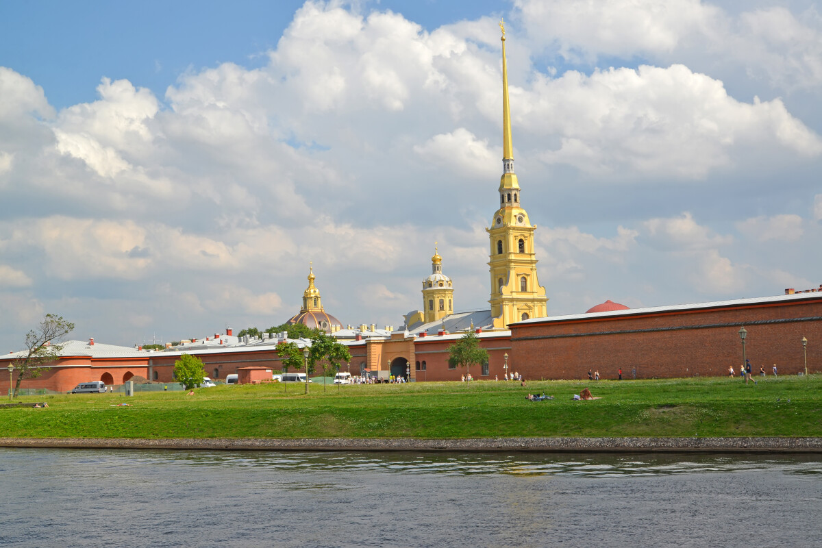 САНКТ-ПЕТЕРБУРГ, РОССИЯ - 14 июля 2014 года: Вид на Петропавловскую крепость и Кронверкский проезд