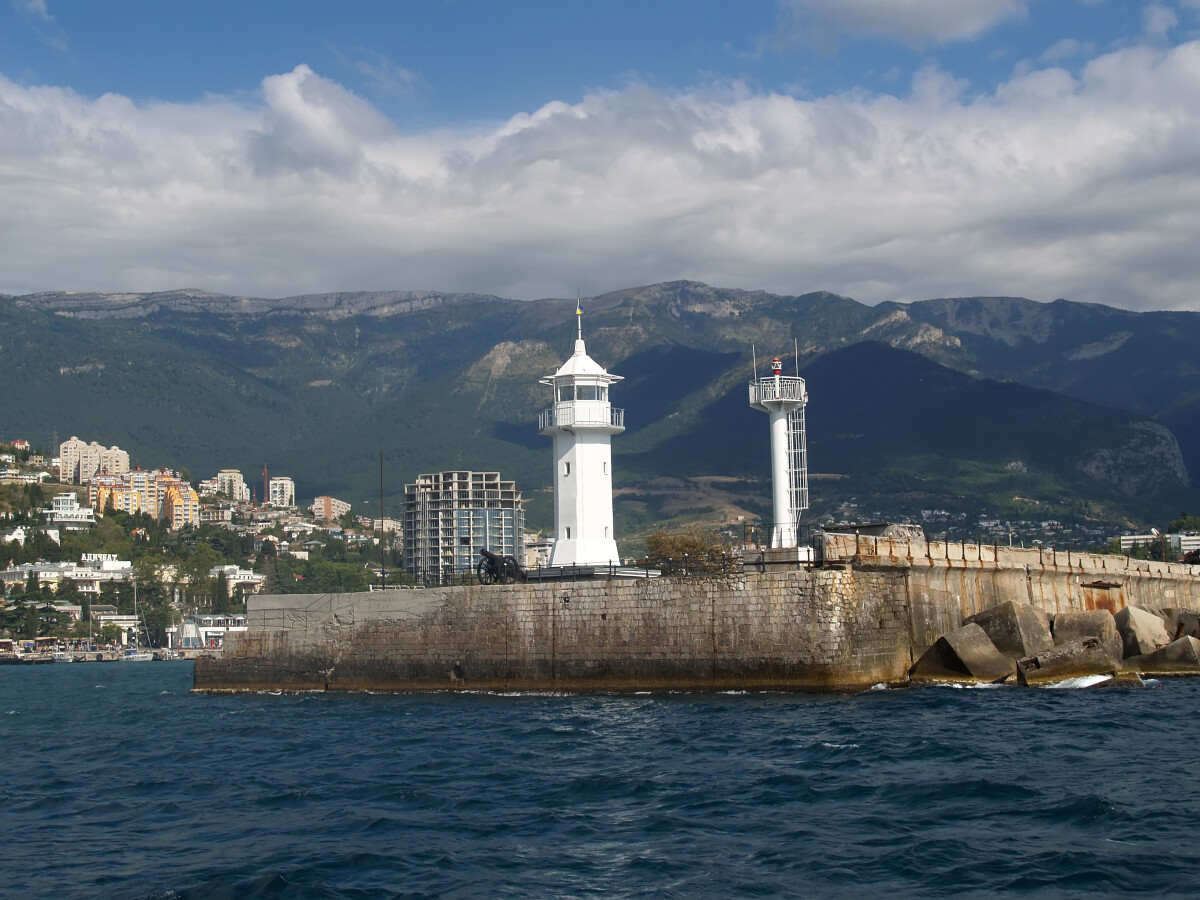 Крым, Ялта. Вид на маяк и побережье Черного моря