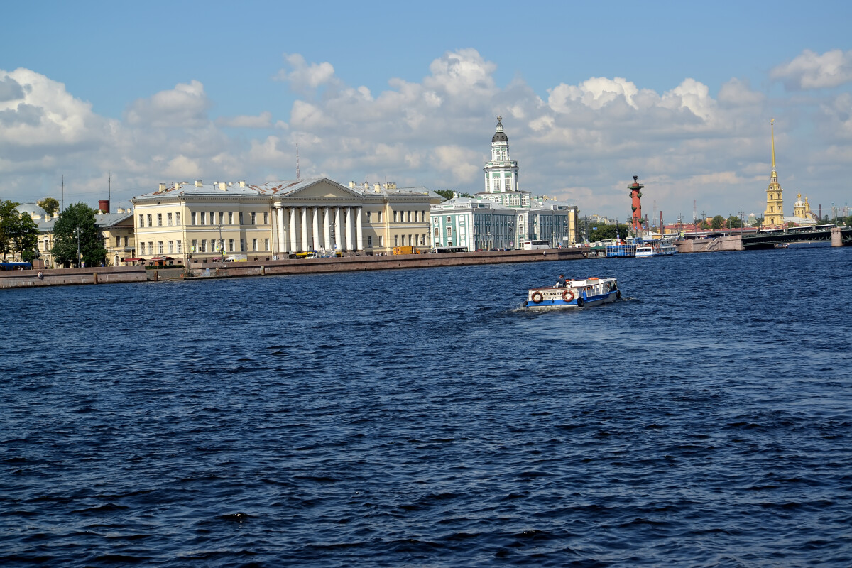 САНКТ-ПЕТЕРБУРГ, РОССИЯ - 11 июля 2016 года: Вид на Университетскую набережную и Большую Неву летним солнечным днем