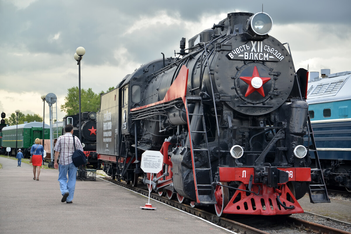 САНКТ-ПЕТЕРБУРГ, РОССИЯ - 23 июля 2015 года: Грузовой двигатель L-2298 стоит на платформе