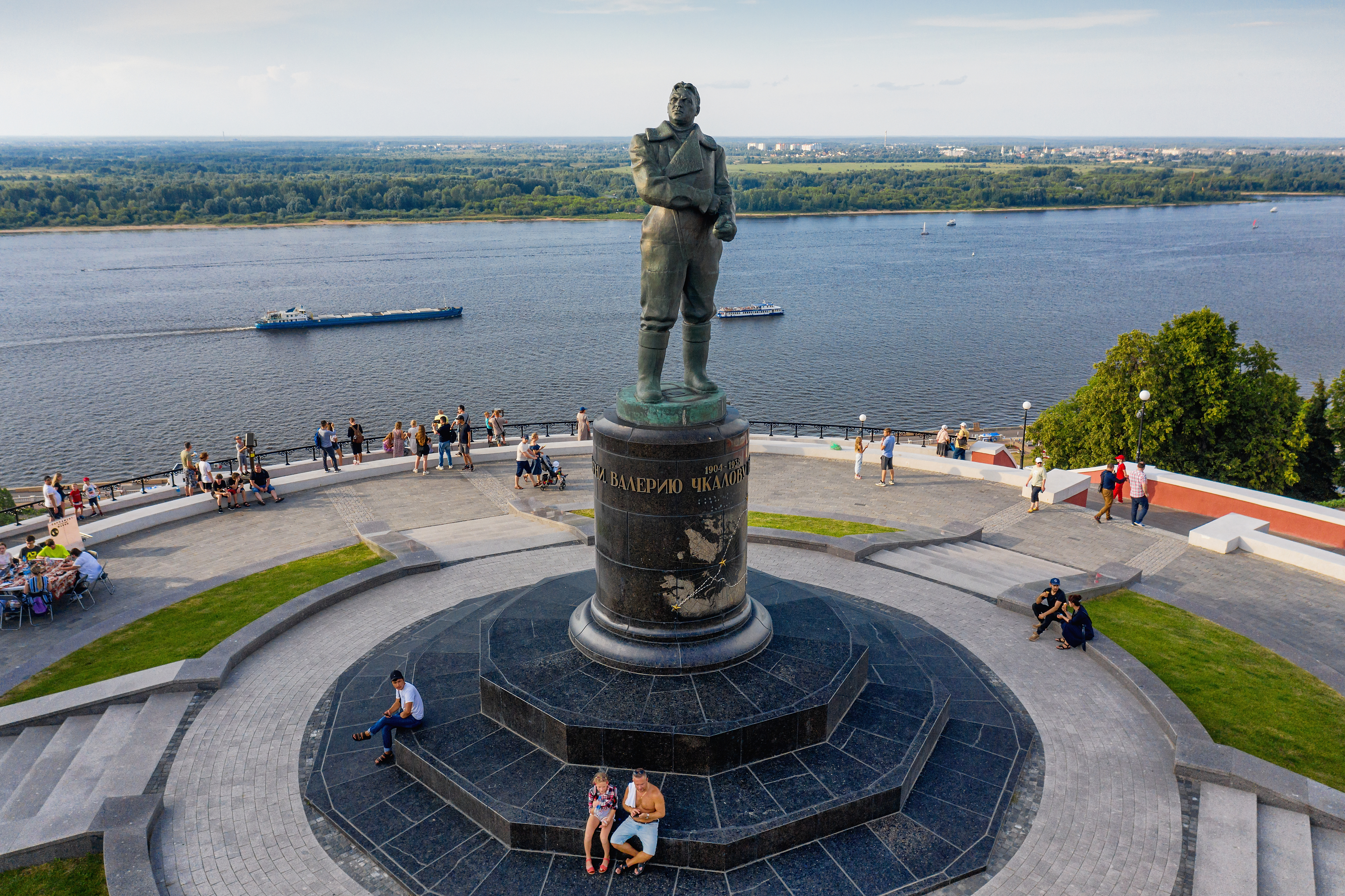 Нижний Новгород, исторический центр города. Памятник Валерию Чкалову. Вид с воздуха.