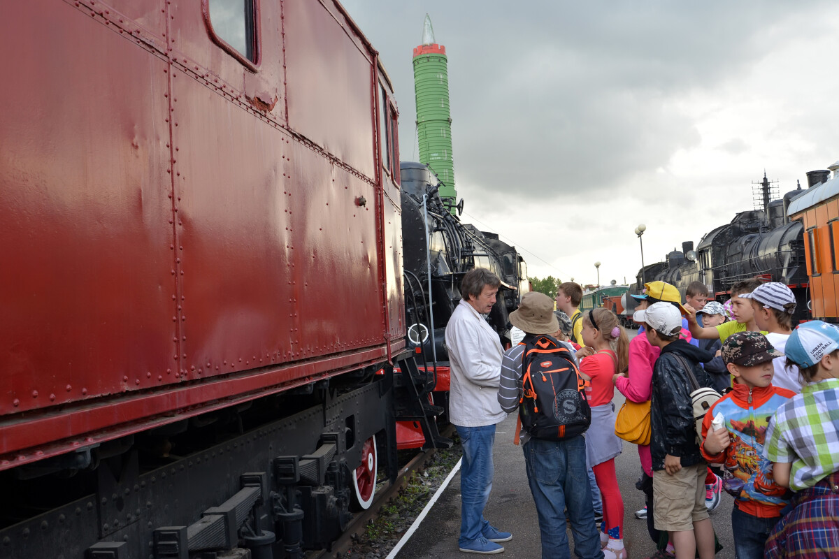 САНКТ-ПЕТЕРБУРГ, РОССИЯ - 23 июля 2015 года: Школьная экскурсионная группа слушает гида на платформе