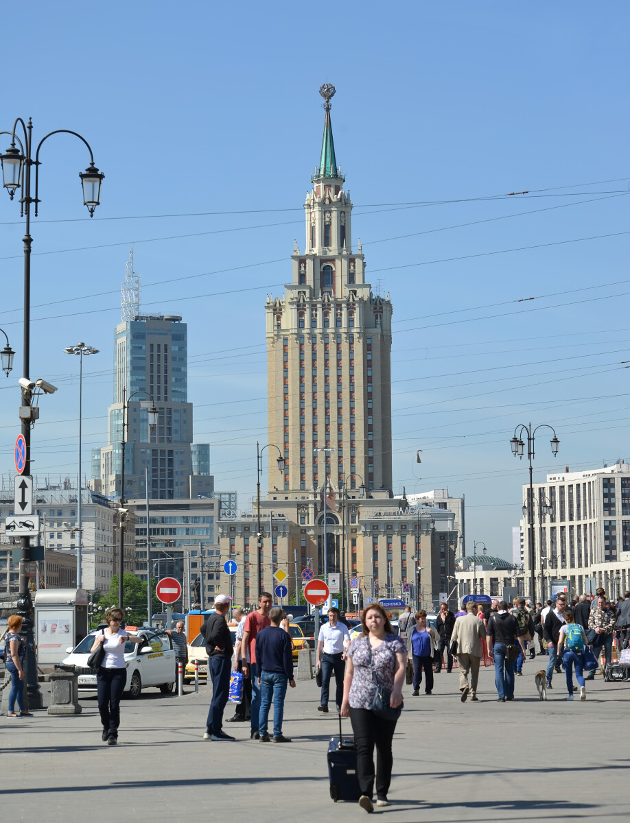 МОСКВА, РОССИЯ - 14 мая 2018 года: Вид на отель "Хилтон Москва Ленинградская" с Комсомольской площади