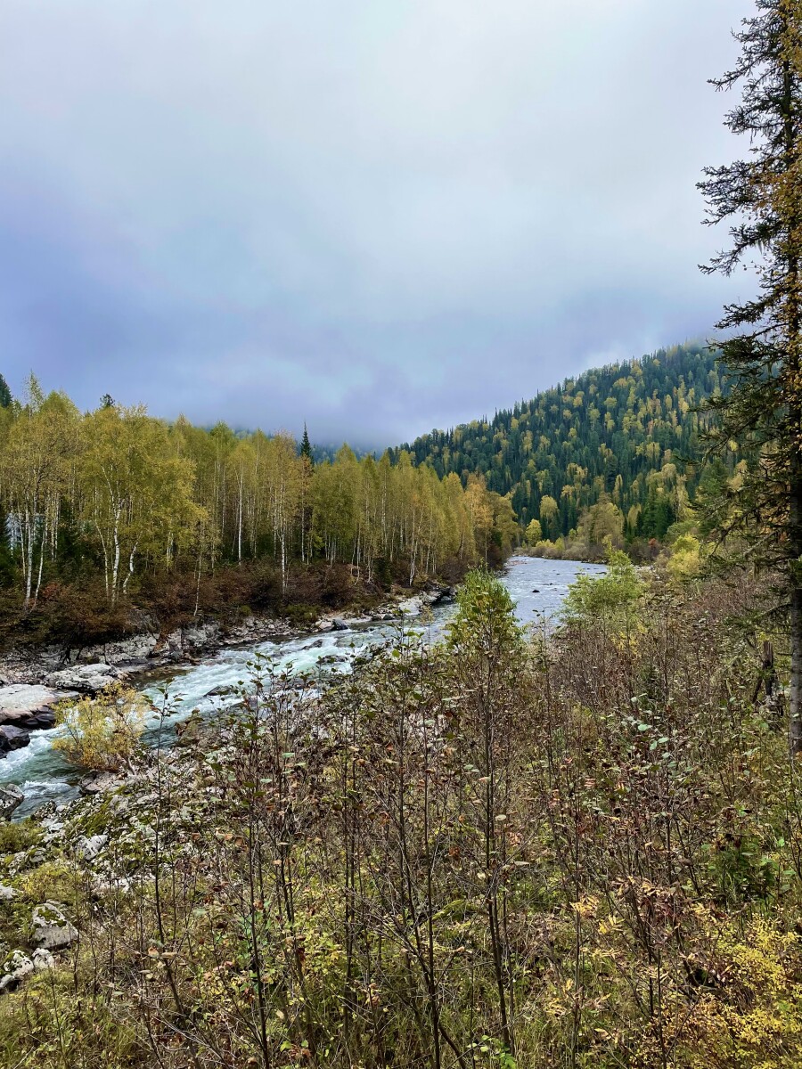 Горная река, чистая, голубая вода