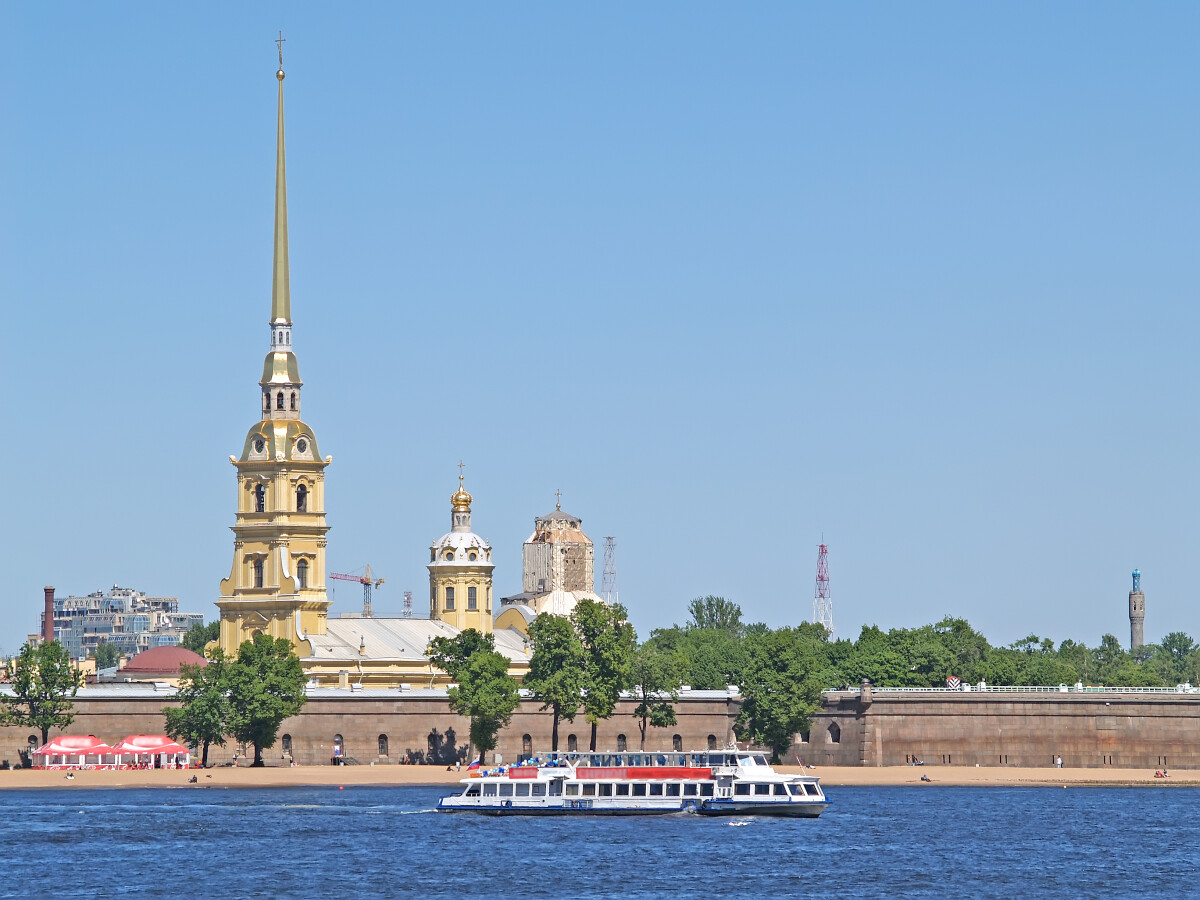 САНКТ-ПЕТЕРБУРГ, РОССИЯ - 07 июня 2008 года: Вид на Петропавловскую крепость и кафедральный собор