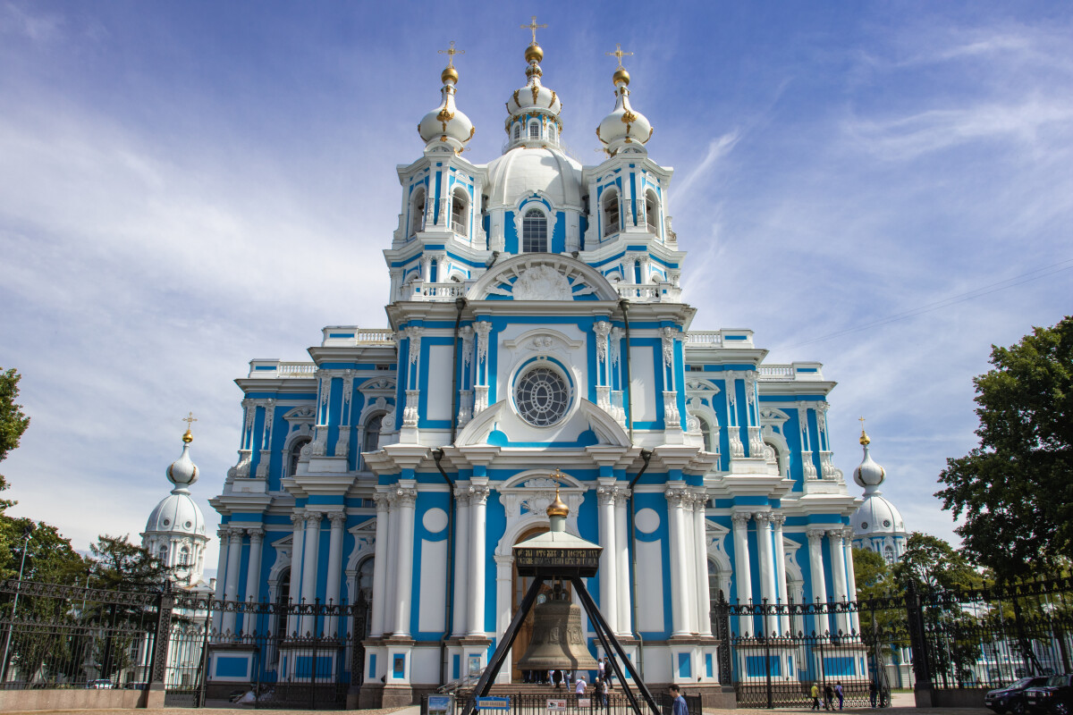 Воскресенский всех учебных заведений Смольный собор (Воскресения Христова Смольный собор, Смольный собор) — православный храм в Центральном районе Санкт-Петербурга