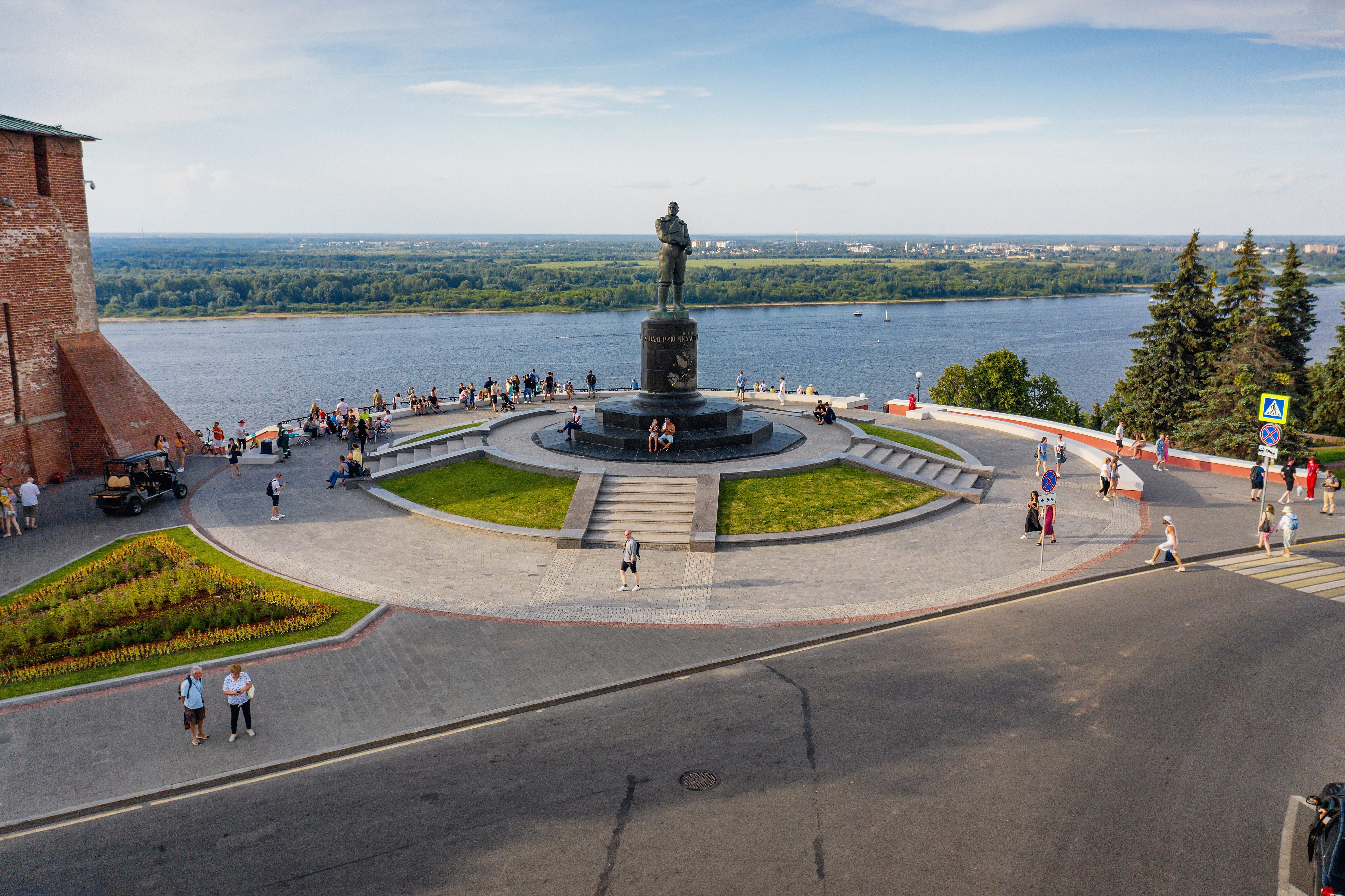 Нижний Новгород, исторический центр города. Памятник Валерию Чкалову. Вид с воздуха.