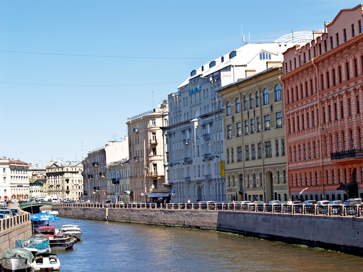 САНКТ-ПЕТЕРБУРГ, РОССИЯ - 07 июня 2008 года: Набережная реки Мойки в солнечный день