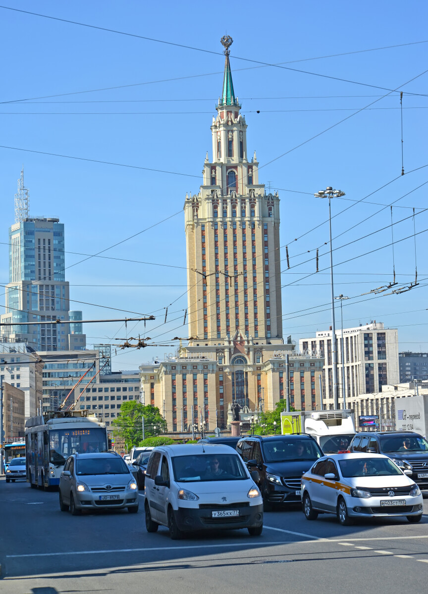 МОСКВА, РОССИЯ - 14 мая 2018 года: Вид на гостиницу "Ленинградская" с Комсомольской площади