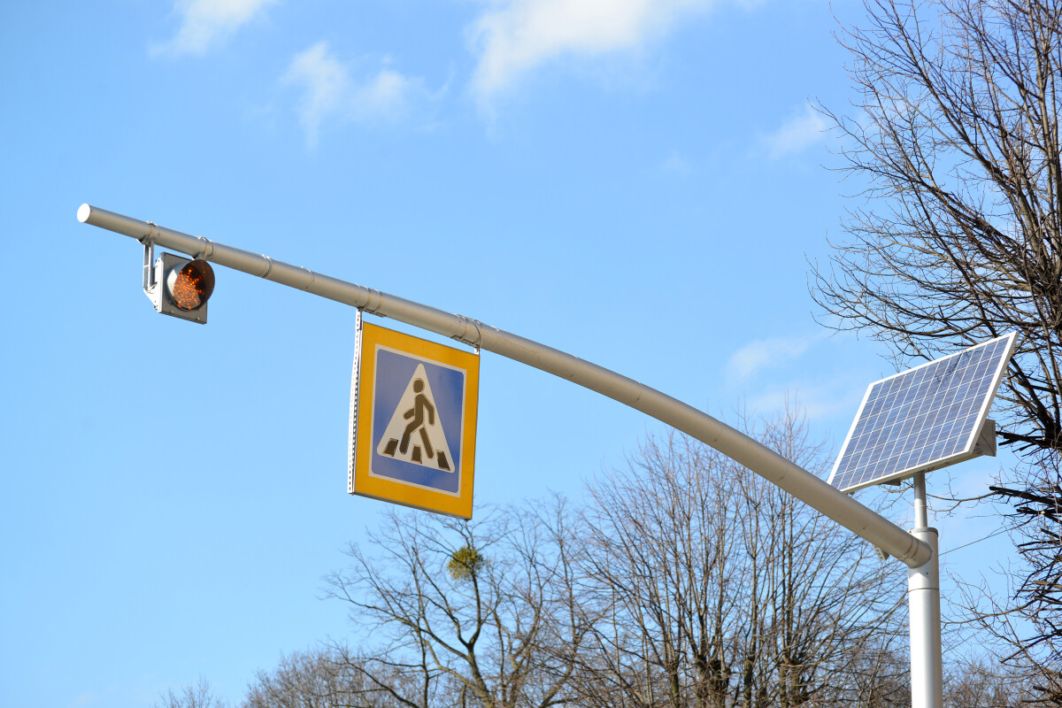 Система импульсной индикации на базе светофора на солнечной батарее Solar Traffic Light и дорожного знака "Пешеходный переход"