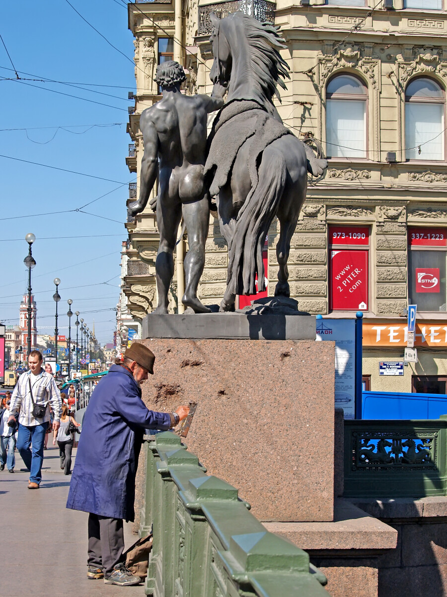 САНКТ-ПЕТЕРБУРГ, РОССИЯ - 07 июня 2008 года: Художник рисует на Аничковом мосту