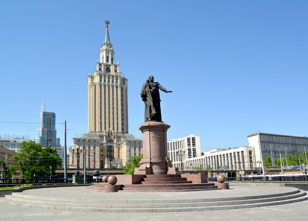 МОСКВА, РОССИЯ - 14 мая 2018 года: Памятник Павлу Петровичу Мельникову, первому министру путей сообщения России, и гостиница "Ленинградская"