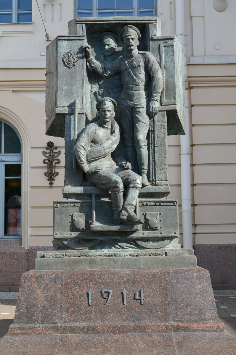 САНКТ-ПЕТЕРБУРГ, РОССИЯ - 11 июля 2016 года: Памятник "Русской гвардии Великой Отечественной войны" на фоне Витебского вокзала