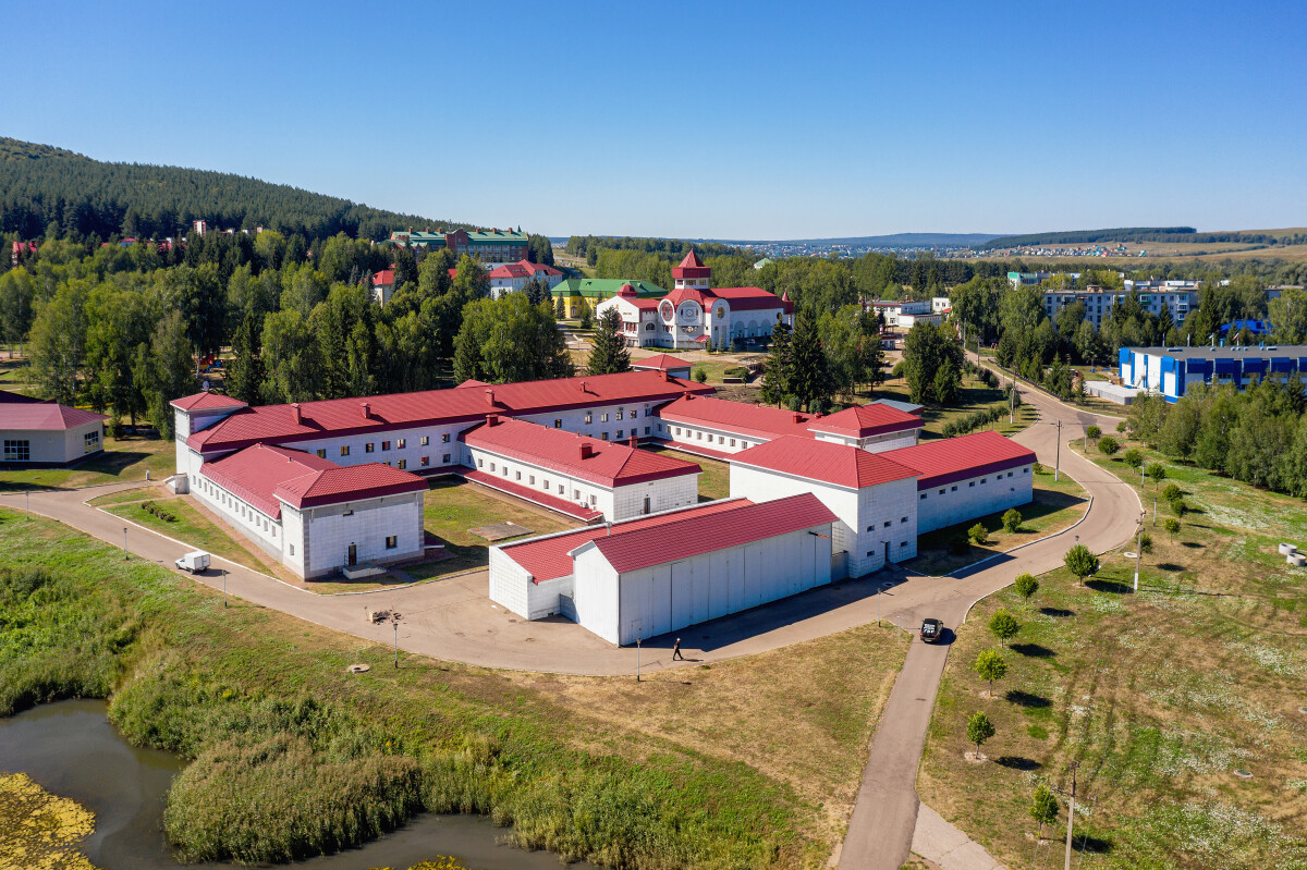 Южный Урал, бальнеологический санаторий Красноусольск летом: жилые и лечебные корпуса. Вид с воздуха.