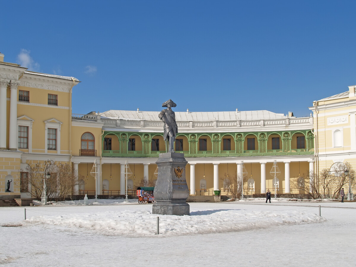 Павловск. Памятник императору Павлу I перед Большим дворцом