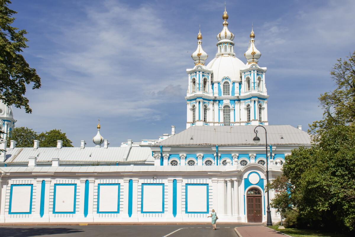 Воскресенский всех учебных заведений Смольный собор (Воскресения Христова Смольный собор, Смольный собор) — православный храм в Центральном районе Санкт-Петербурга