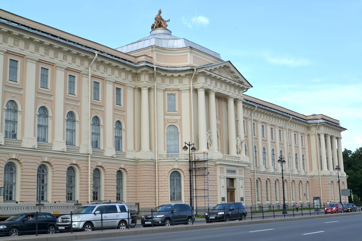 Санкт-Петербург. Здание Академии художеств на Университетской набережной