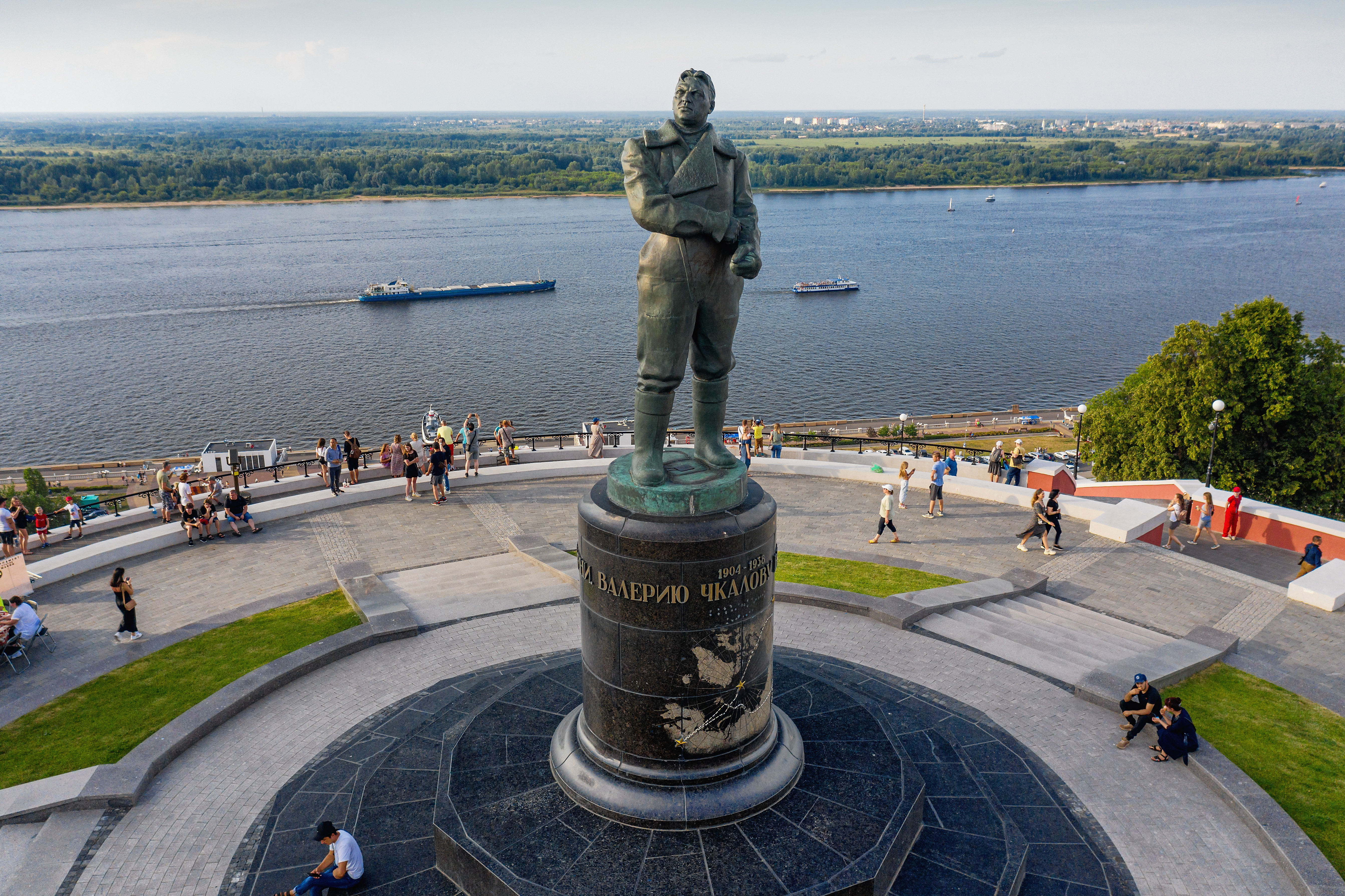 Нижний Новгород, исторический центр города. Памятник Валерию Чкалову. Вид с воздуха.