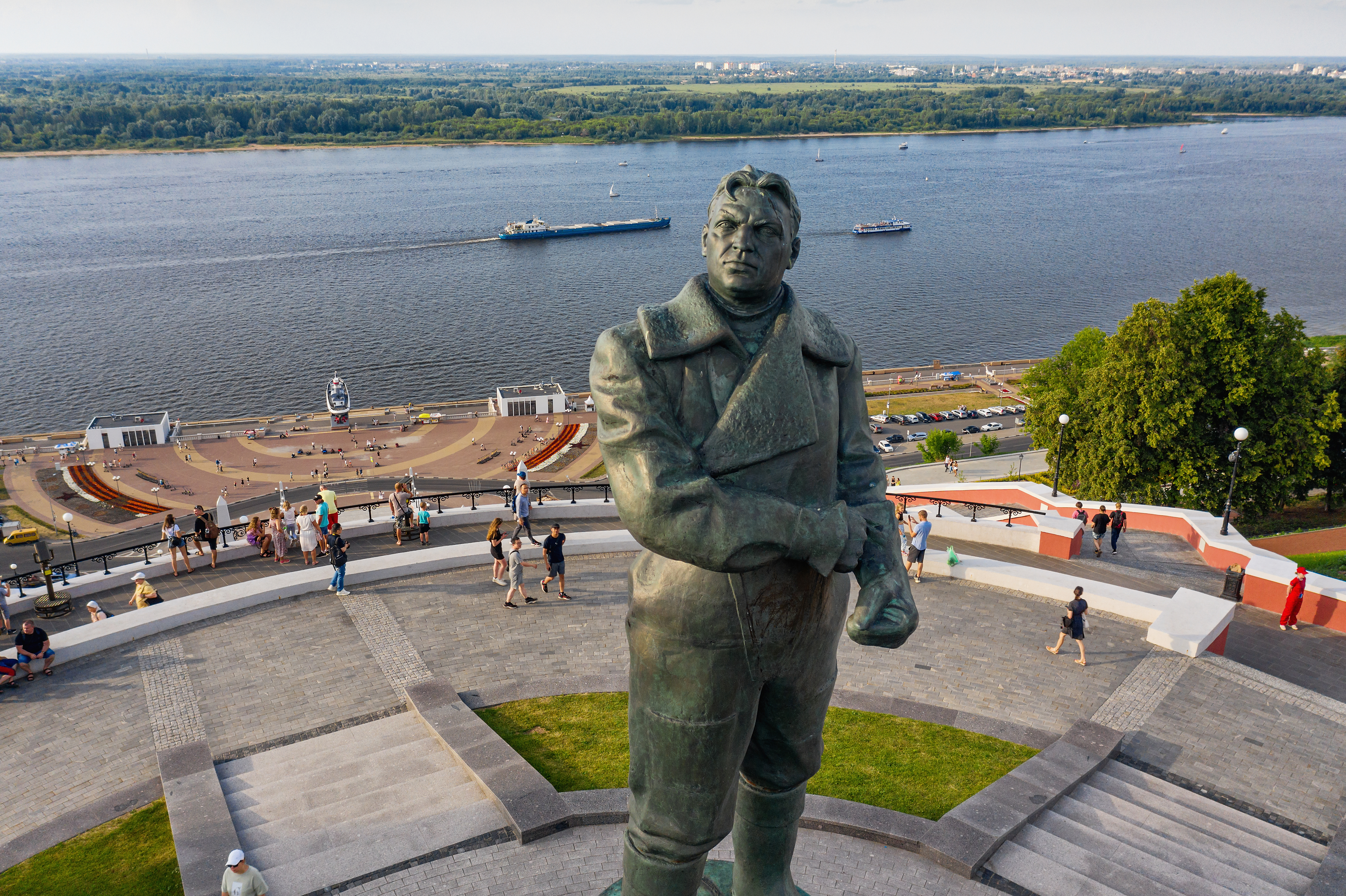 Нижний Новгород, исторический центр города. Памятник Валерию Чкалову. Вид с воздуха.