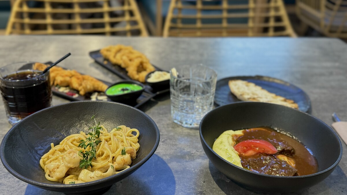 Итальянская паста с креветками в сливочном соусе и мясо с картофельным пюре