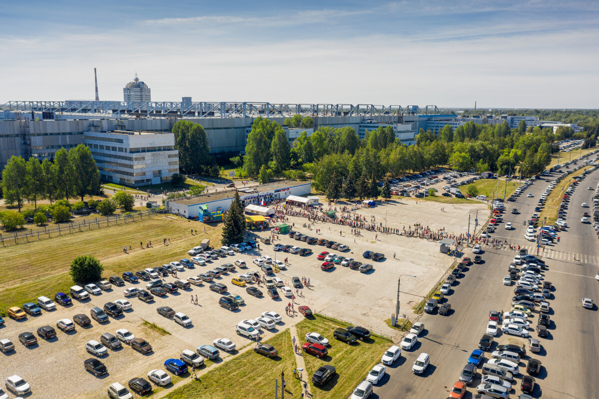 Ульяновск, день открытых дверей на авиазаводе "Авиастар". Очередь посетителей на экскурсию. Вид с воздуха.