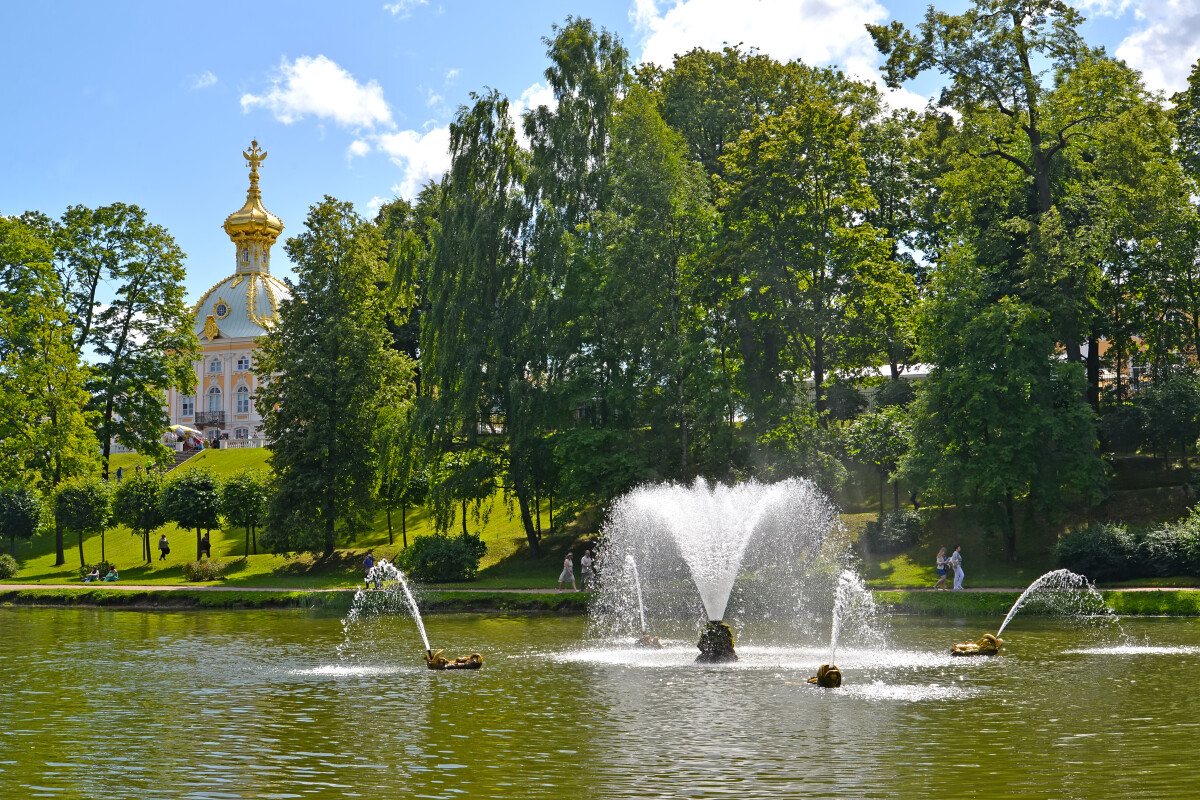 ПЕТЕРГОФ, РОССИЯ - 24 июля 2015 года: Вид на Китовый фонтан в Песчаном пруду и специальную кладовую