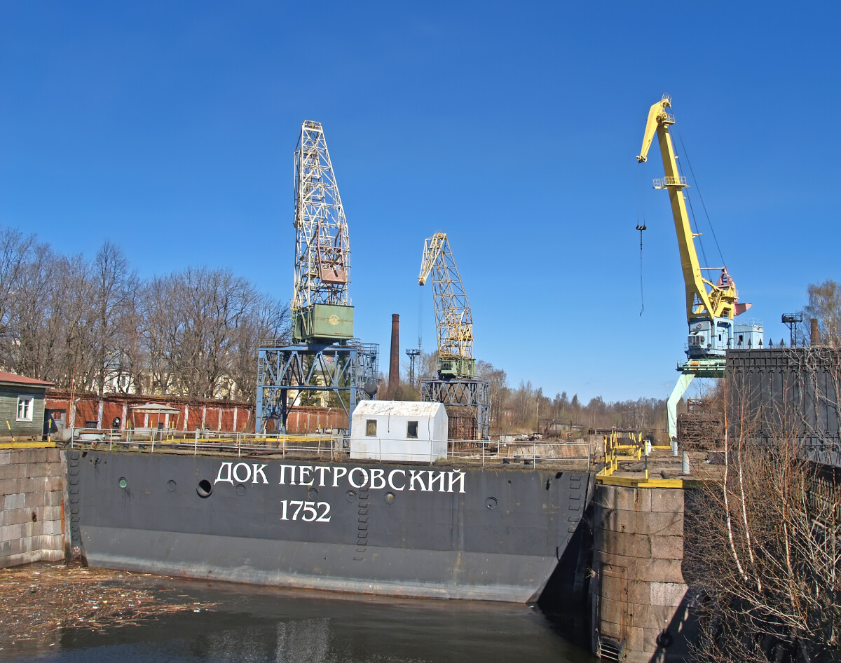 КРОНШТАДТ, РОССИЯ - 03 мая 2010 года: Петровский причал весной. Текст на русском - Петровский причал