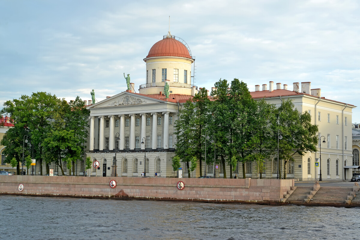 САНКТ-ПЕТЕРБУРГ, РОССИЯ - 09 июля 2014 года: Вид на Институт русской литературы (Пушкинский дом)