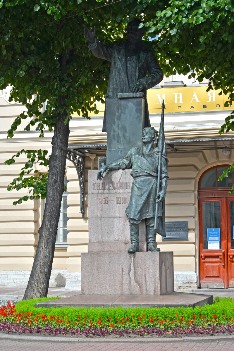 САНКТ-ПЕТЕРБУРГ, РОССИЯ - 10 июля 2014 года: Памятник Г. В. Плеханову (1856-1918) перед зданием Технологического института