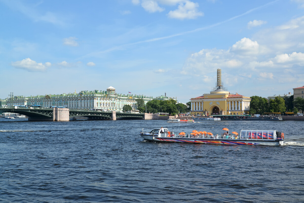 Санкт-Петербург. Речной теплоход плывет по Неве