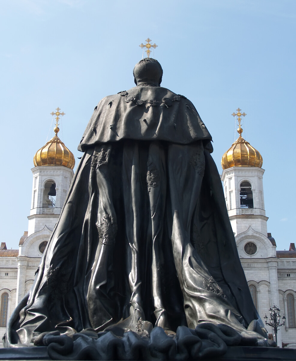 Москва. Памятник императору Александру II и храм Христа Спасителя