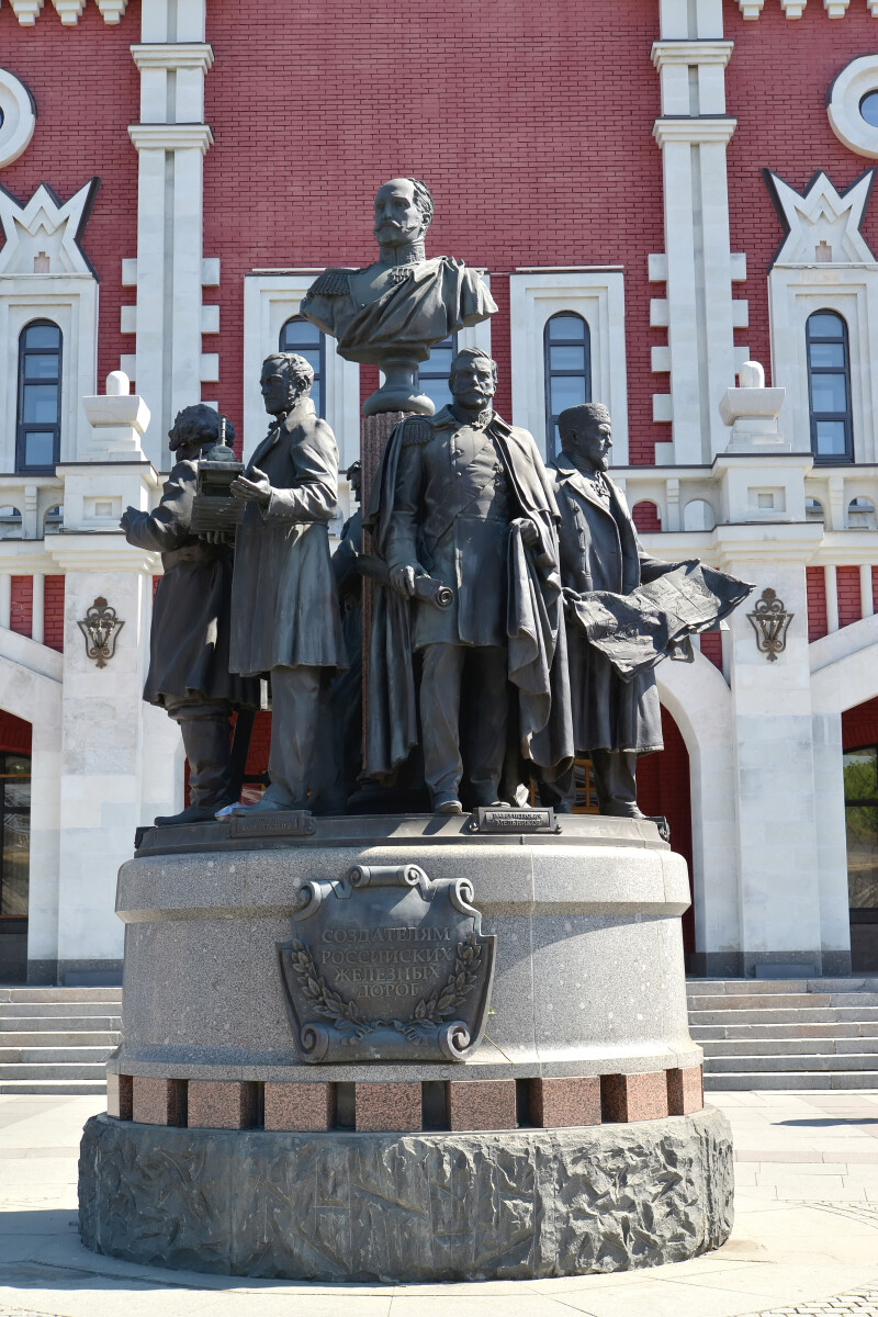 МОСКВА, РОССИЯ - 14 мая 2018 года: Памятник основателям Российских железных дорог около здания Казанского вокзала