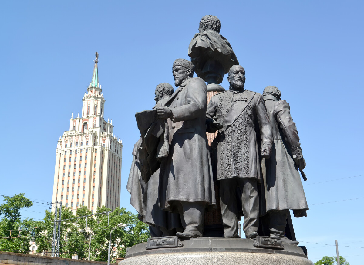 МОСКВА, РОССИЯ - 14 мая 2018 года: Памятник основателям Российских железных дорог на фоне гостиницы "Ленинградская"